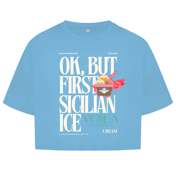 Sicilian Ice Cream Crop Top – Model trägt das hellblaue Oversize Crop Top in den Straßen Palermos
